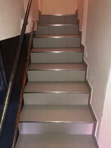 Escalier intérieur en carrelage